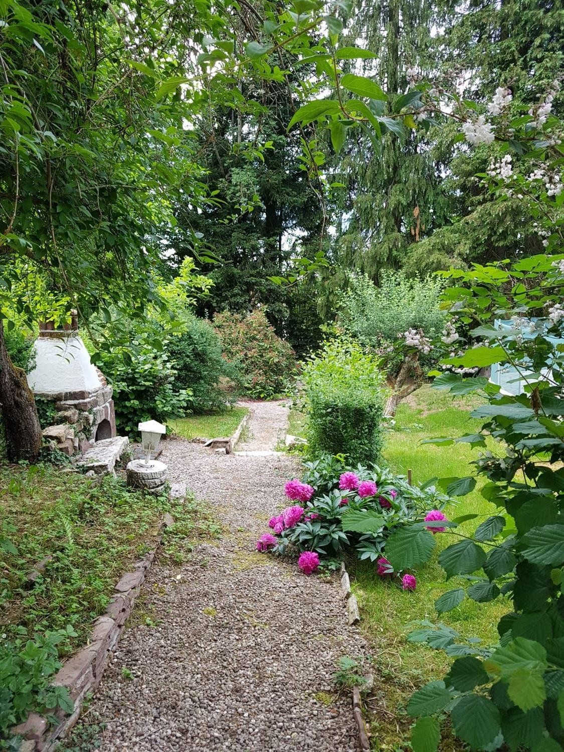 Allée fleurie et four à pain ancien